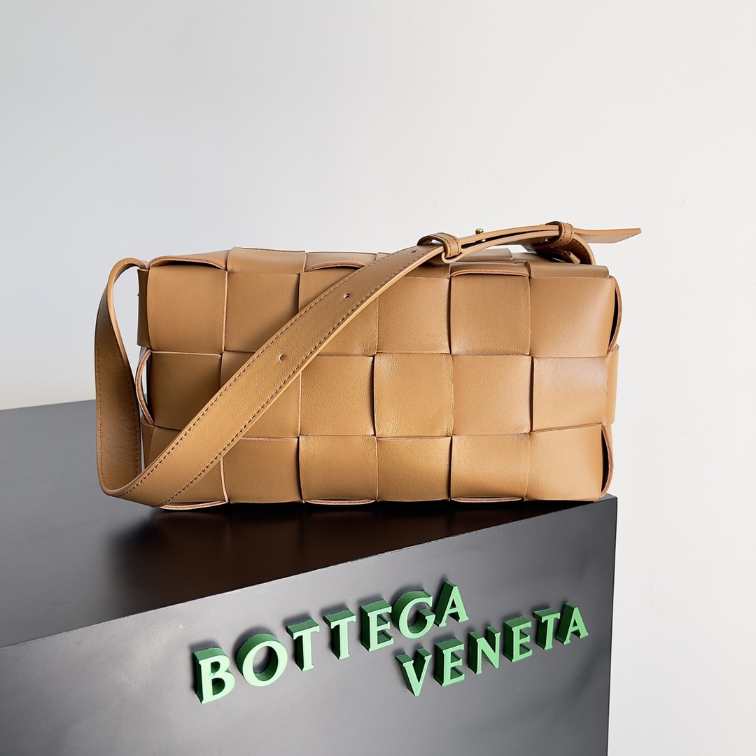 B0tt*ga Ven*ta Brick Cassette Light Brown For Women‎ 11in/28cm