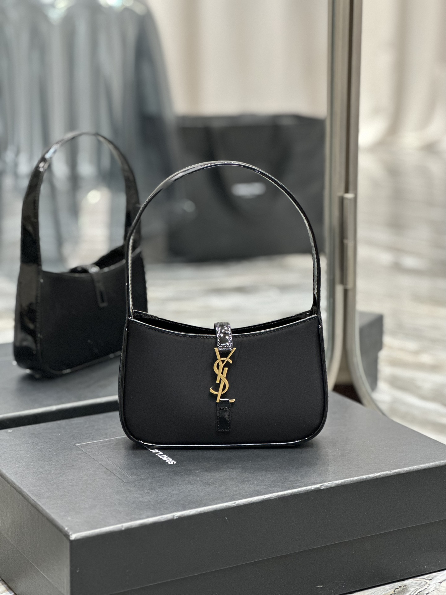 Sa1nt Lau*nt Le 5 A 7 Mini Black For Women‎ 7.5in/19cm