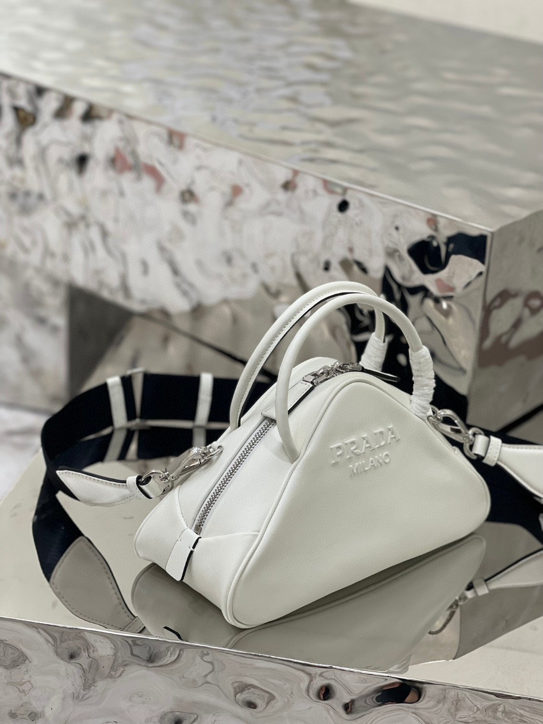 Pra*a Triangle Bag White/Black For Women 9.8 in / 25 cm 1BB082_2BYA_F0009_V_NEO