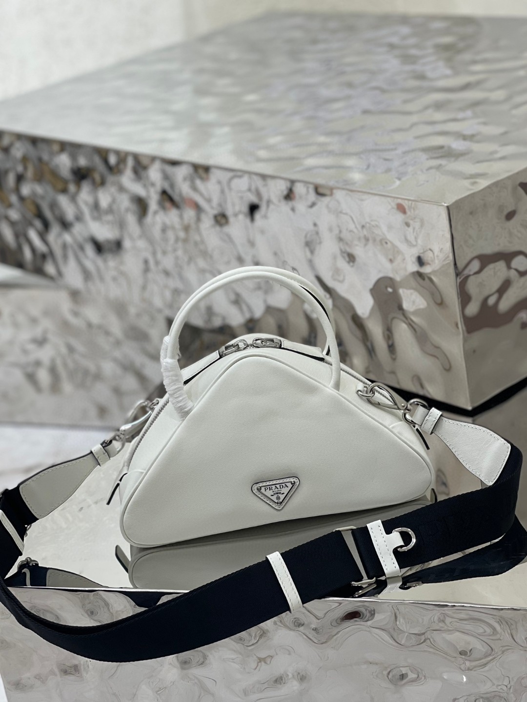 Pra*a Triangle Bag White/Black For Women 9.8 in / 25 cm 1BB082_2BYA_F0009_V_NEO