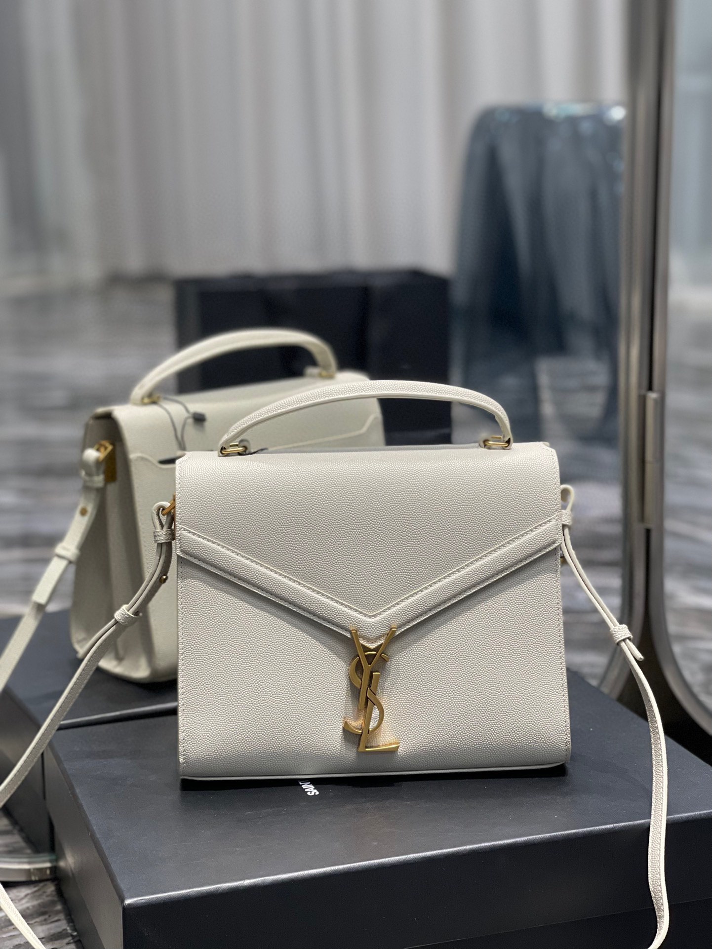 Sa1nt Lau*nt Cassandra Medium Top Handle Bag Black/White For Women‎ 9.6in/24.5cm 6239310SX0W9207