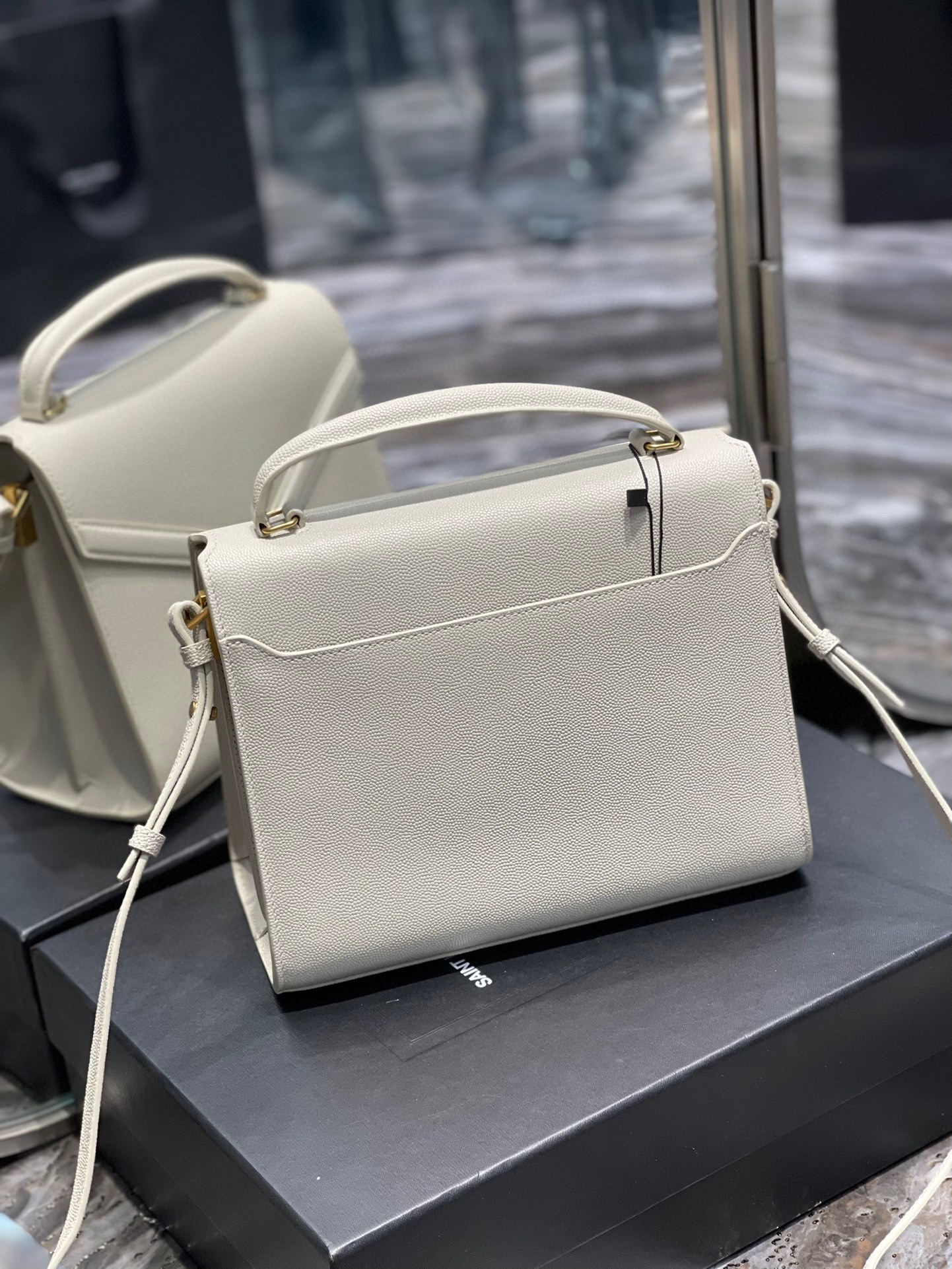 Sa1nt Lau*nt Cassandra Medium Top Handle Bag Black/White For Women‎ 9.6in/24.5cm 6239310SX0W9207