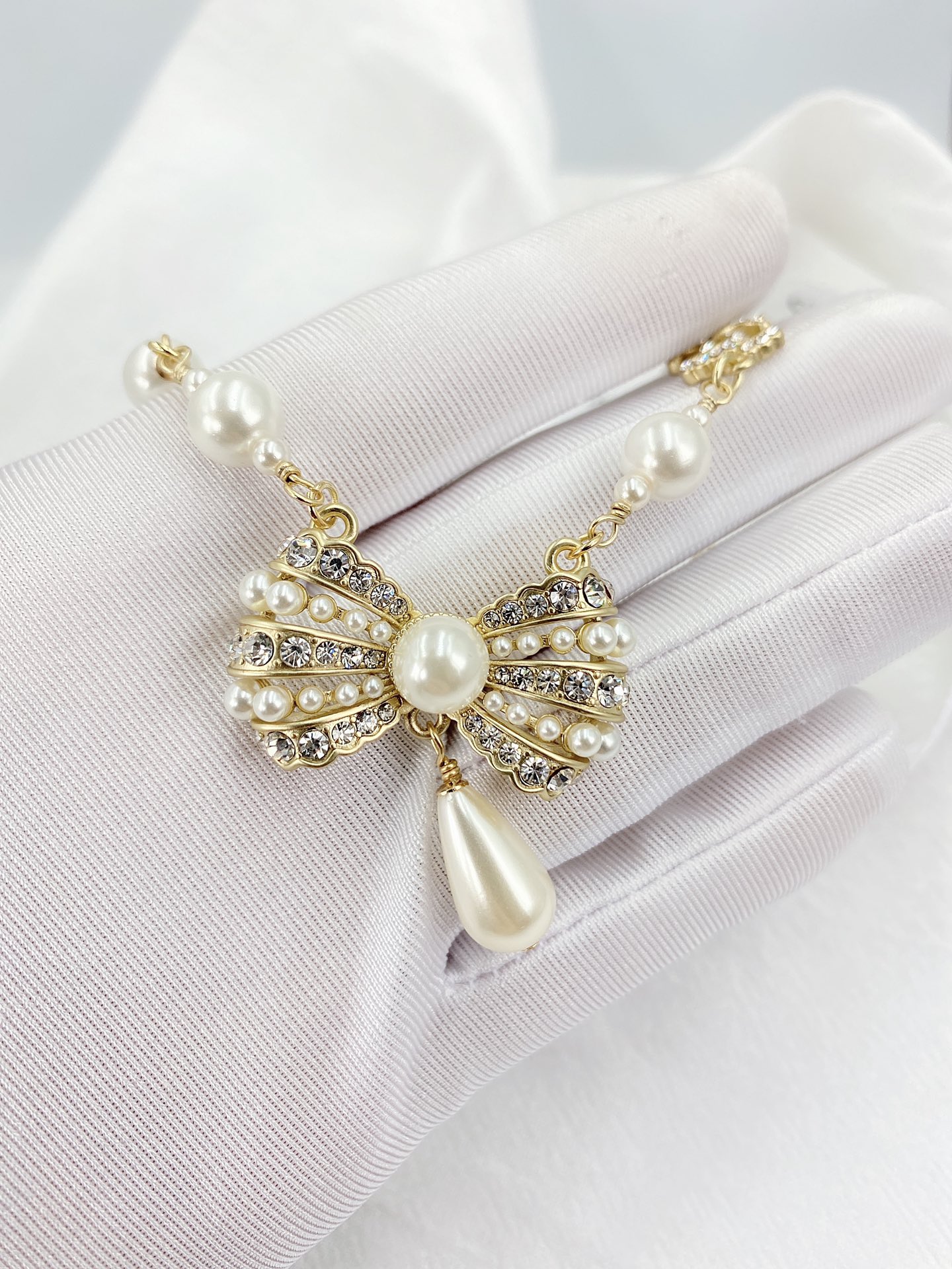 Ch**el Bowknot Pendant Pearl Necklace Gold Tone For Women