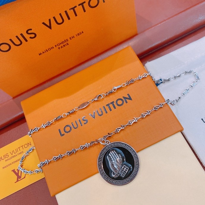 L0vis Vvtt0n LV Letter Necklace Silver For Women