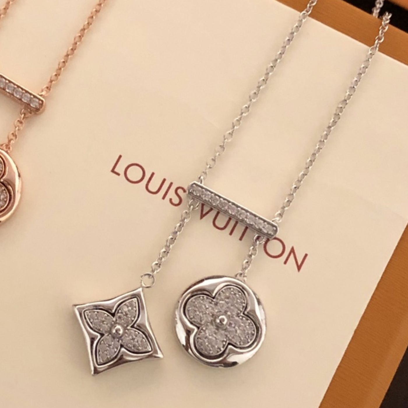 L0vis Vvtt0n Two Blossom Necklace Silver Tone For Women