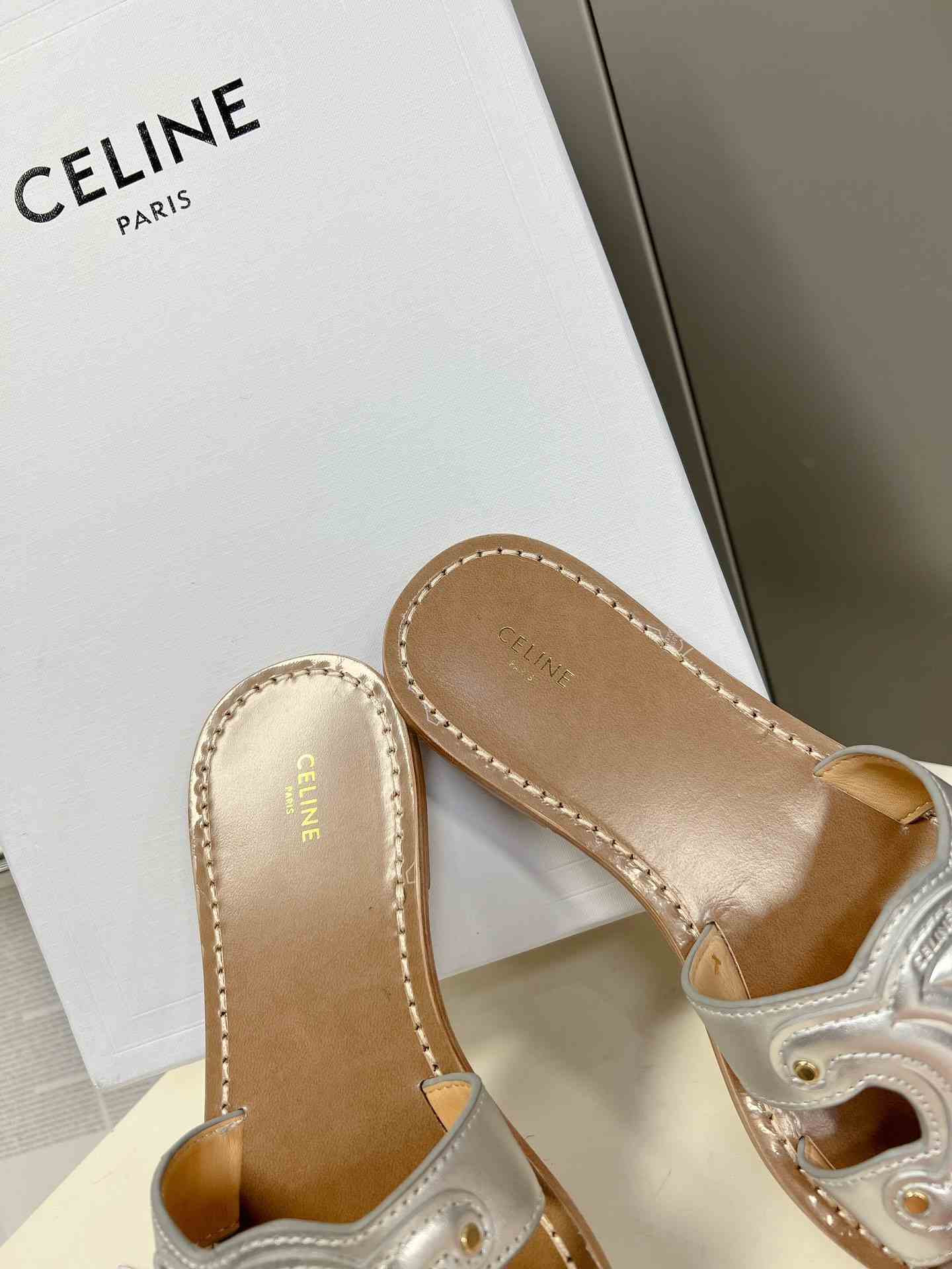 Ce1i*e Triomphe Mule In Metalized Sliver Tone For Women 352413093C.36PN