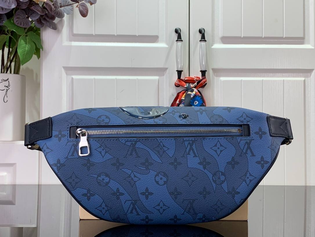 L0vis Vvtt0n Discovery Bumbag Blue For Men 44 cm/ 17.3 in M22576