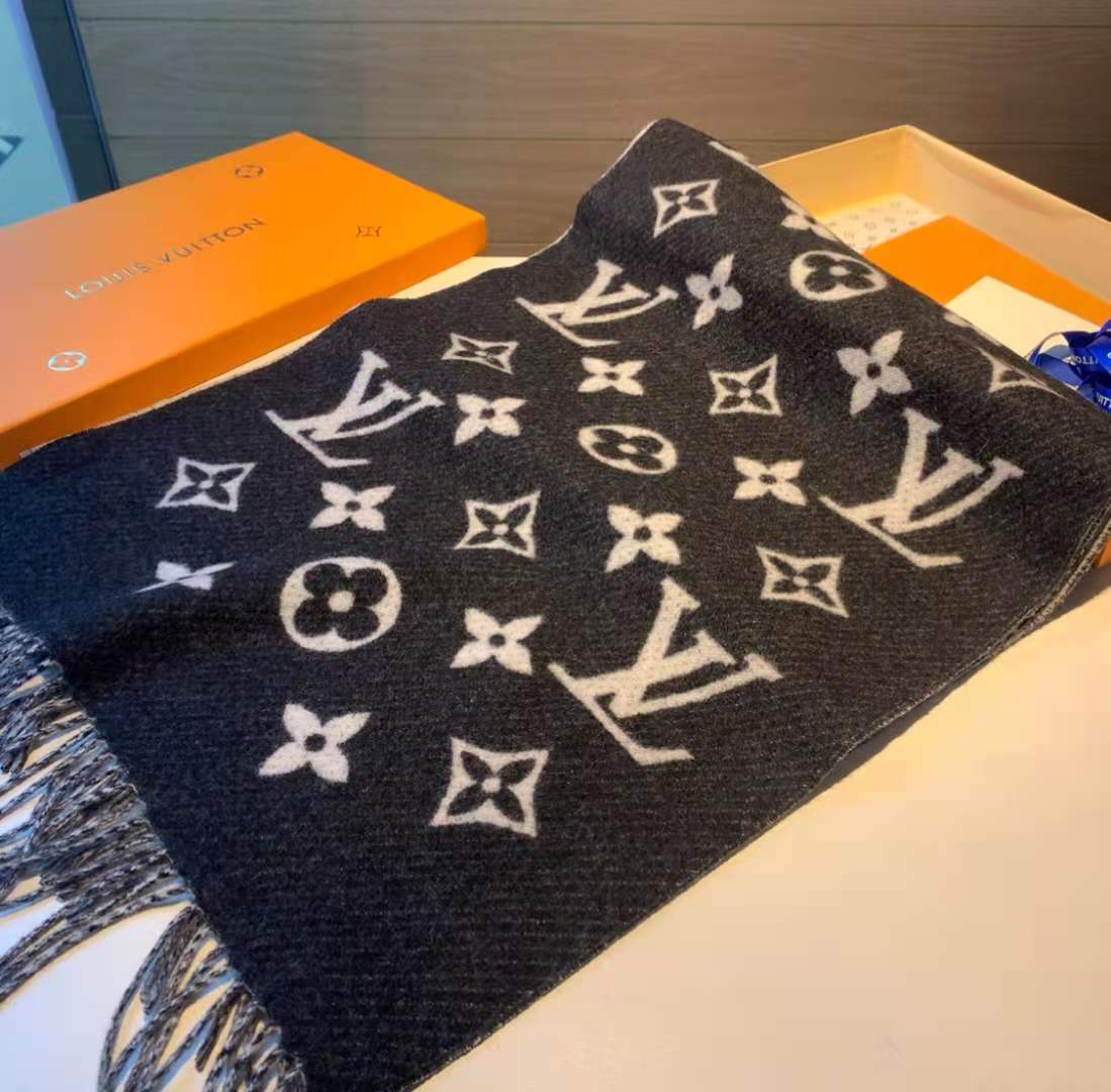 L0vis Vvtt0n LV Essential Scarf Black For Women M77853
