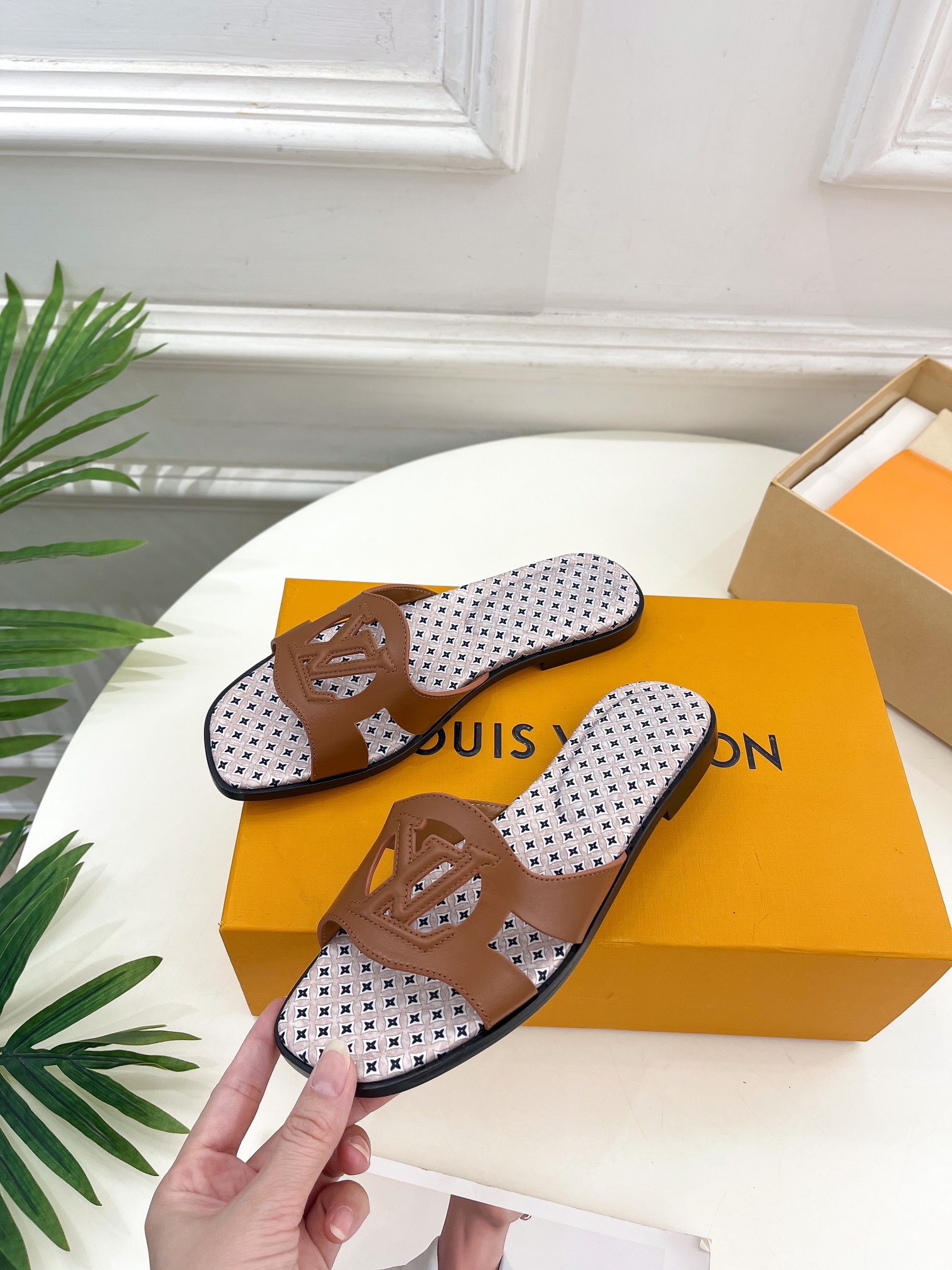 L0vis Vvtt0n Isola Flat Mule LV Dark Brown For Women