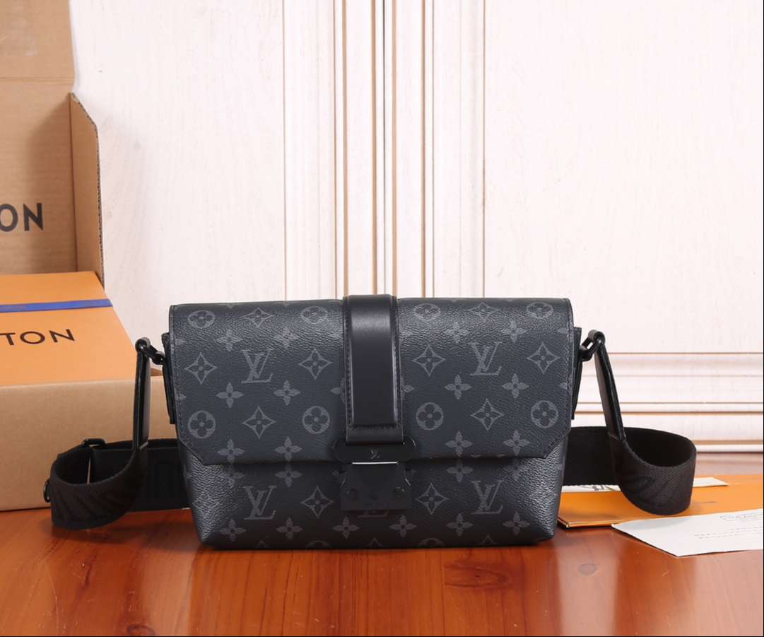 L0vis Vvtt0n S-Cape Messenger Black For Men 28cm / 11in M46794