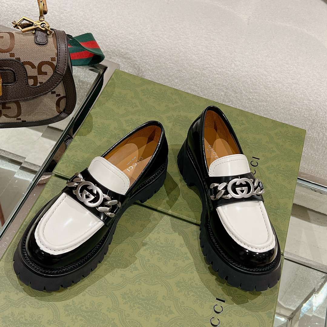 Gvc*1 Chain Double G Logo Fastener Loafers White For Women