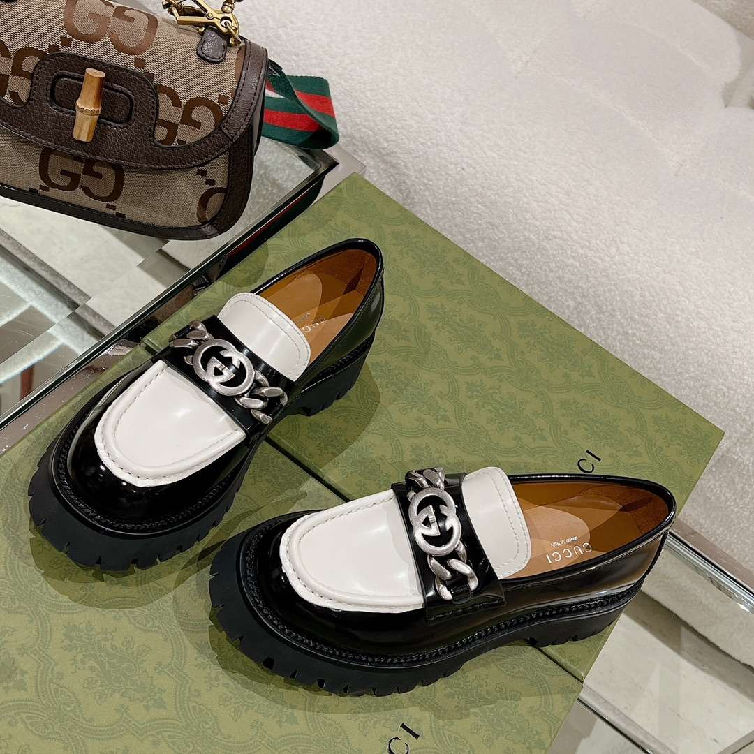 Gvc*1 Chain Double G Logo Fastener Loafers White For Women