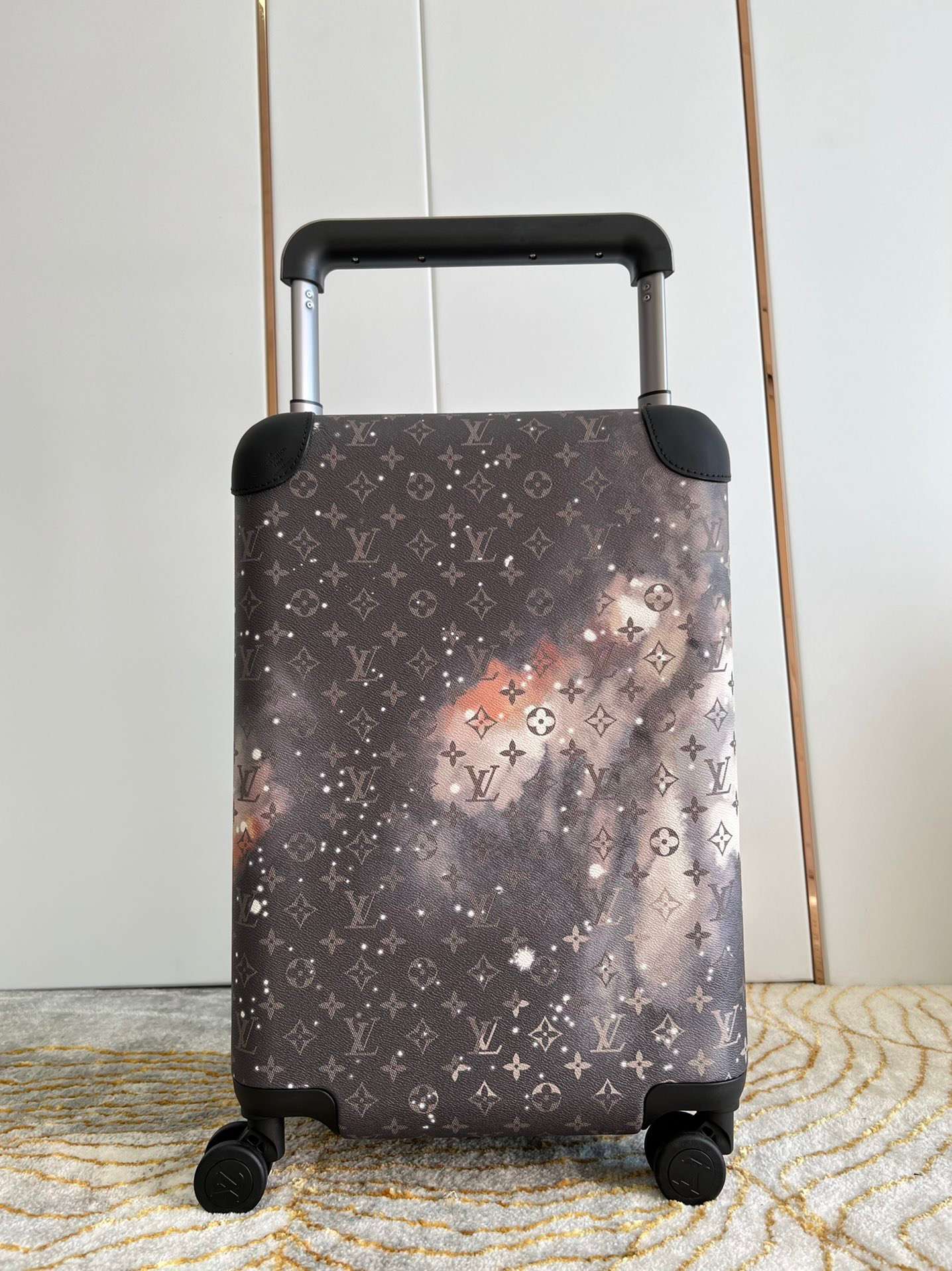 L0vis Vvtt0n Monogram Horizon 55 Grey 21.7in/55cm