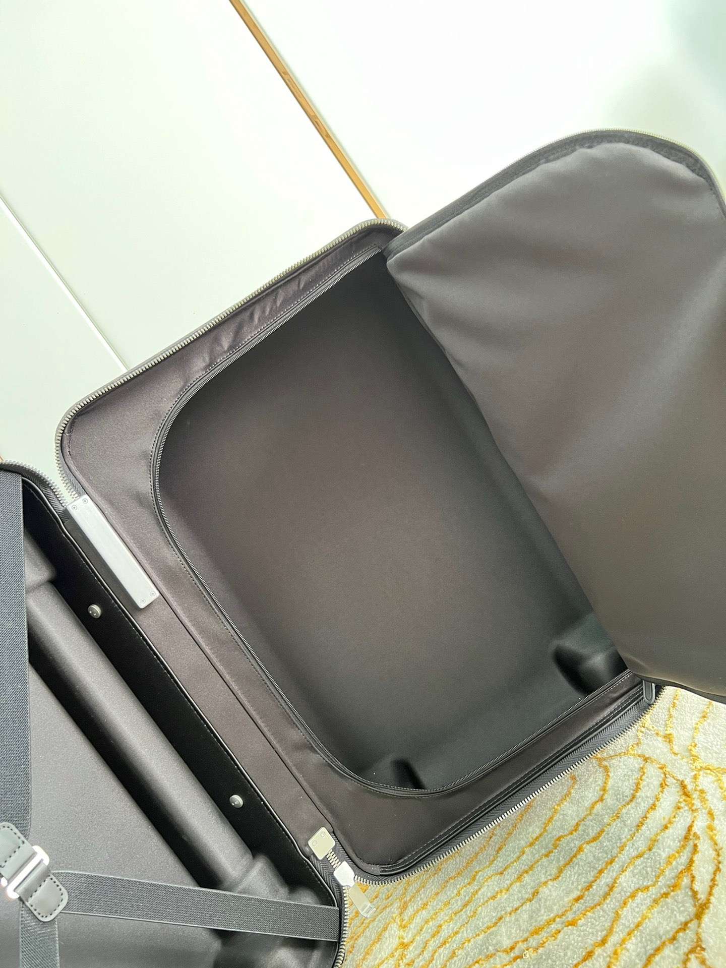 L0vis Vvtt0n Monogram Horizon 55 Grey 21.7in/55cm