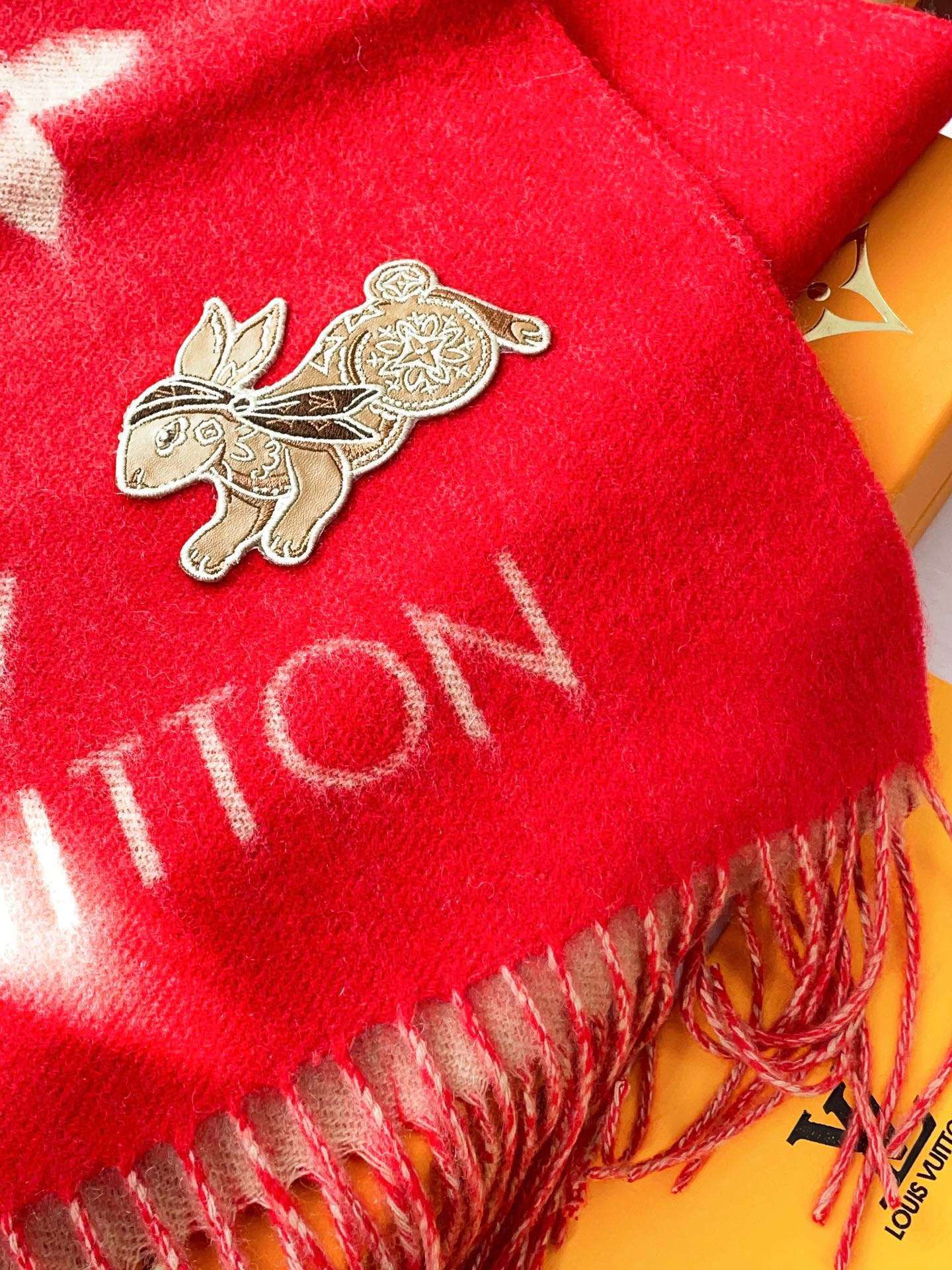 L0vis Vvtt0n Precious Rabbit LV Essential Scarf Red For Women