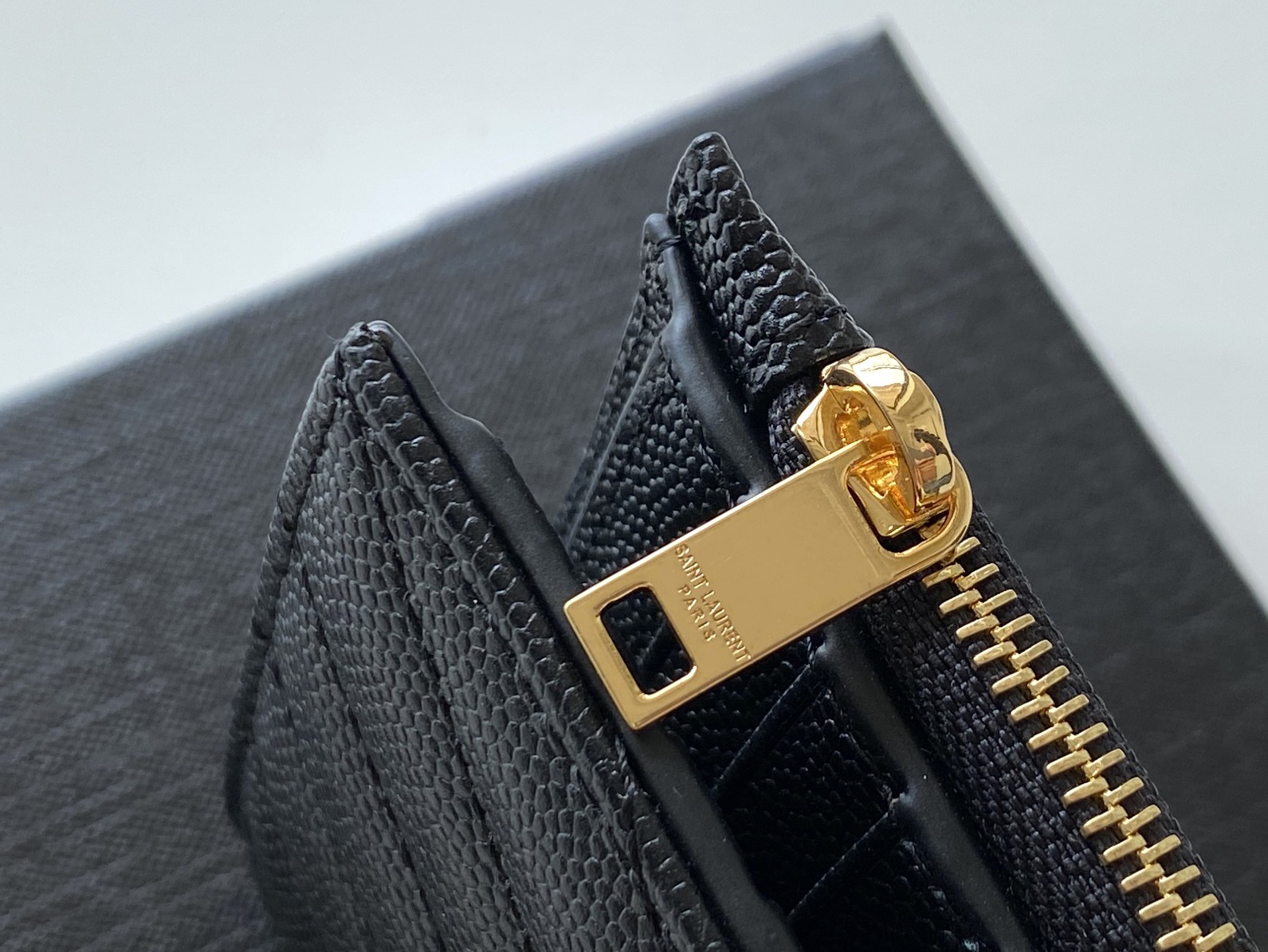 Sa1nt Lau*nt Cassandre Matelaseé Fragments Bi-Fold Wallet Black For Women 5.1in/13cm 668287BOW011000 Y51