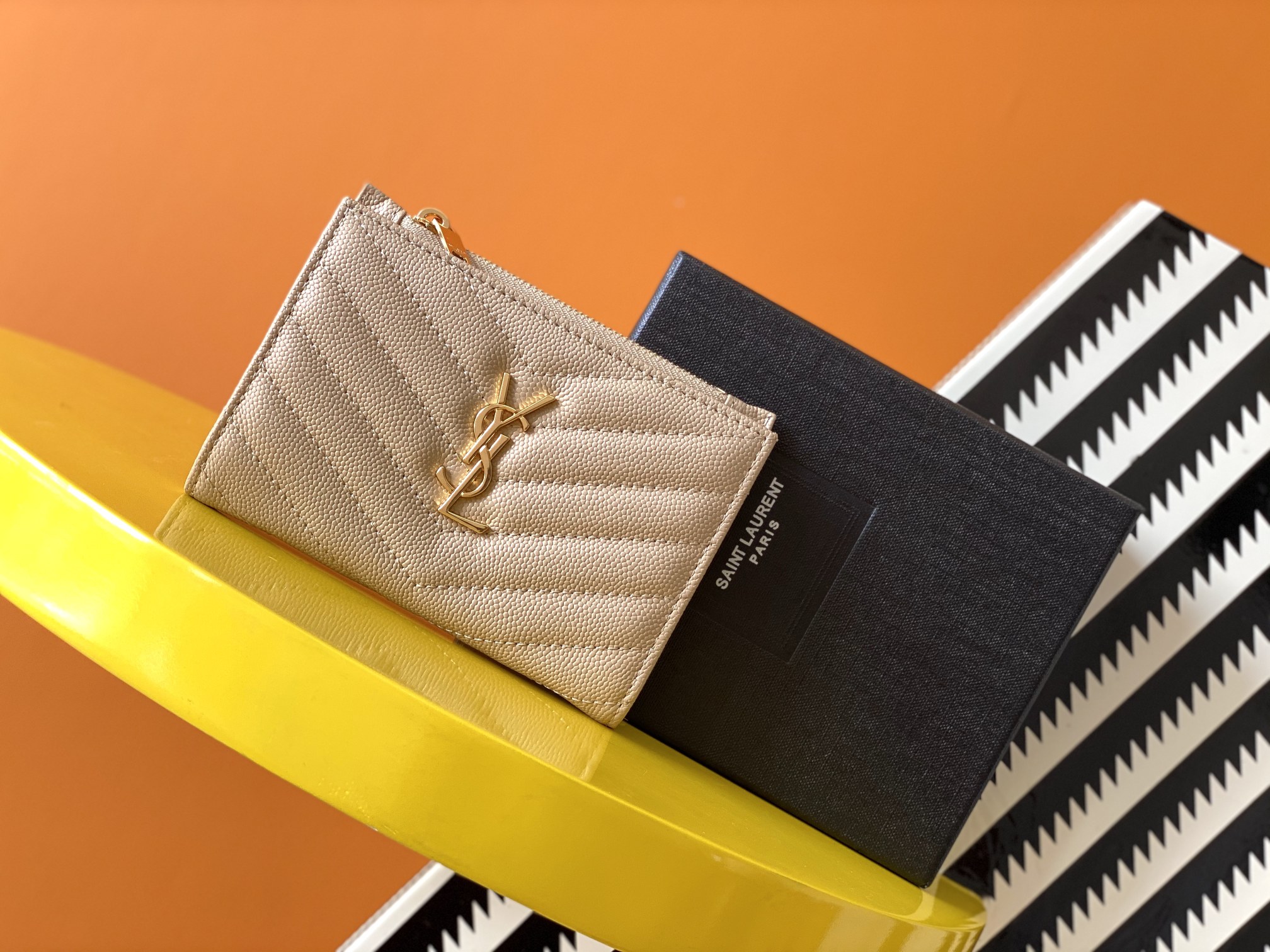 Sa1nt Lau*nt Cassandre Matelaseé Fragments Bi-Fold Wallet Dark Beige For Women 5.1in/13cm 668287BOW012721 Y51