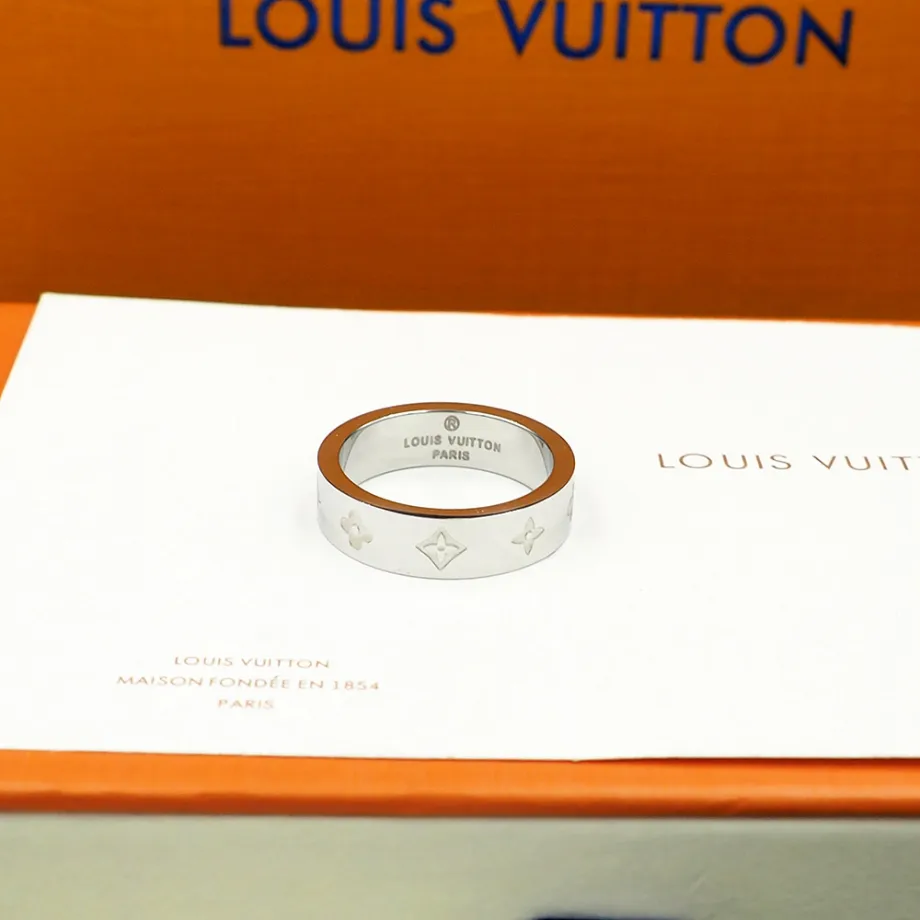 L0vis Vvtt0n Ring