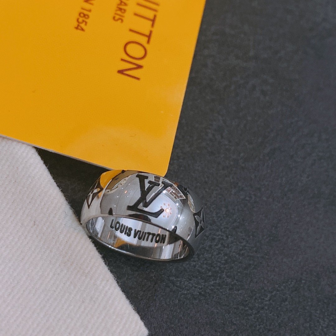 L0vis Vvtt0n Ring