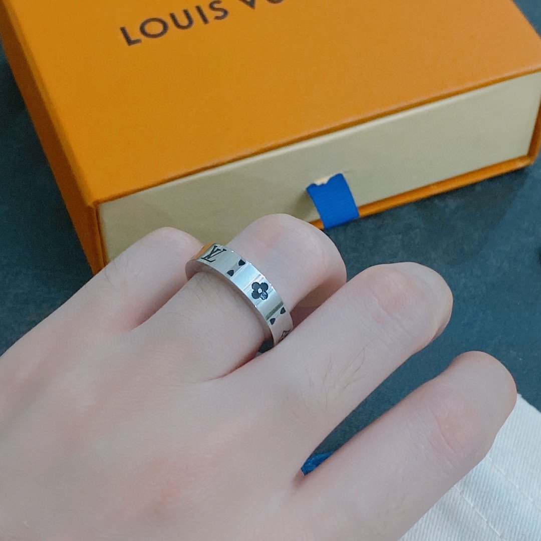 L0vis Vvtt0n Ring