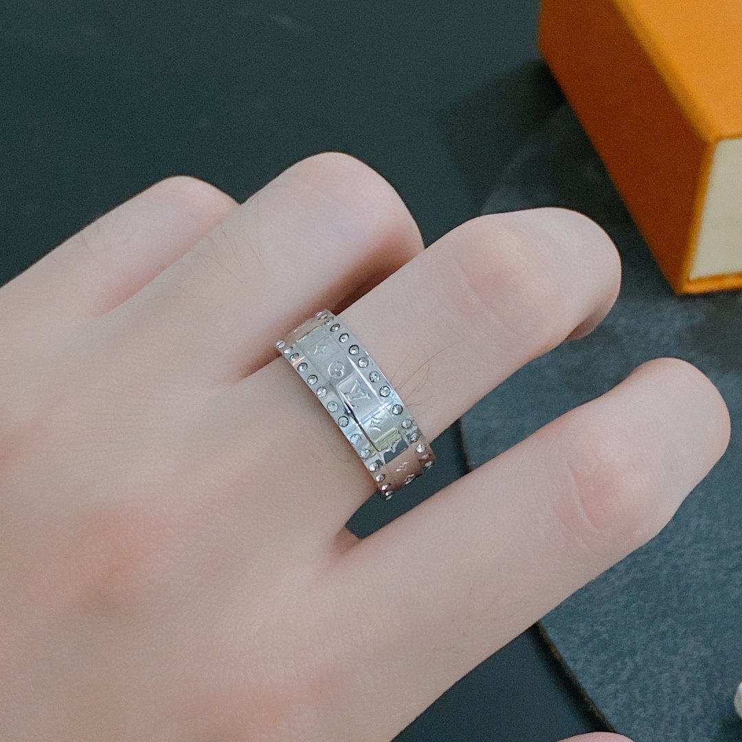 L0vis Vvtt0n Ring