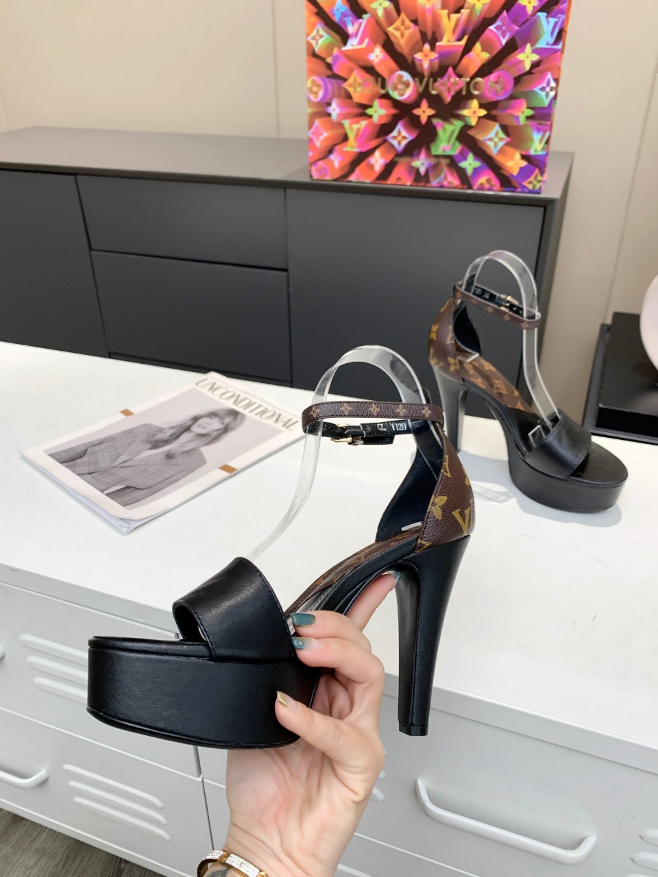 L0vis Vvtt0n Women’s Afterglow Platform Sandal Black And Brown For Women LV