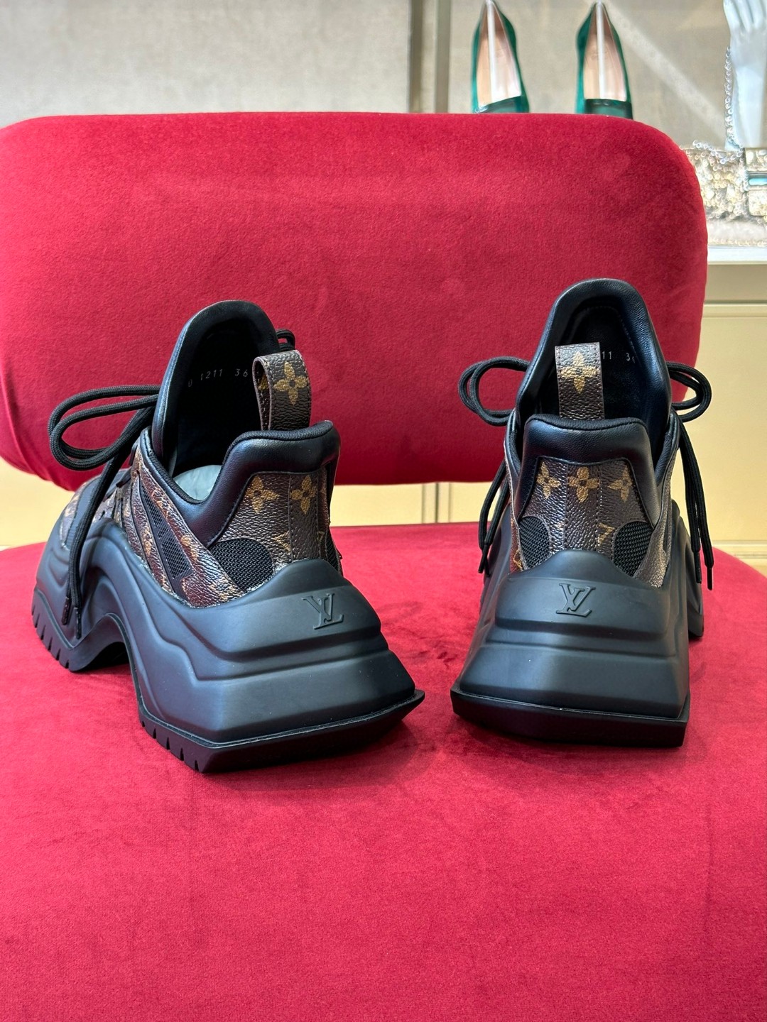 L0vis Vvtt0n LV Archlight Sneaker Black For Women 1A43LL