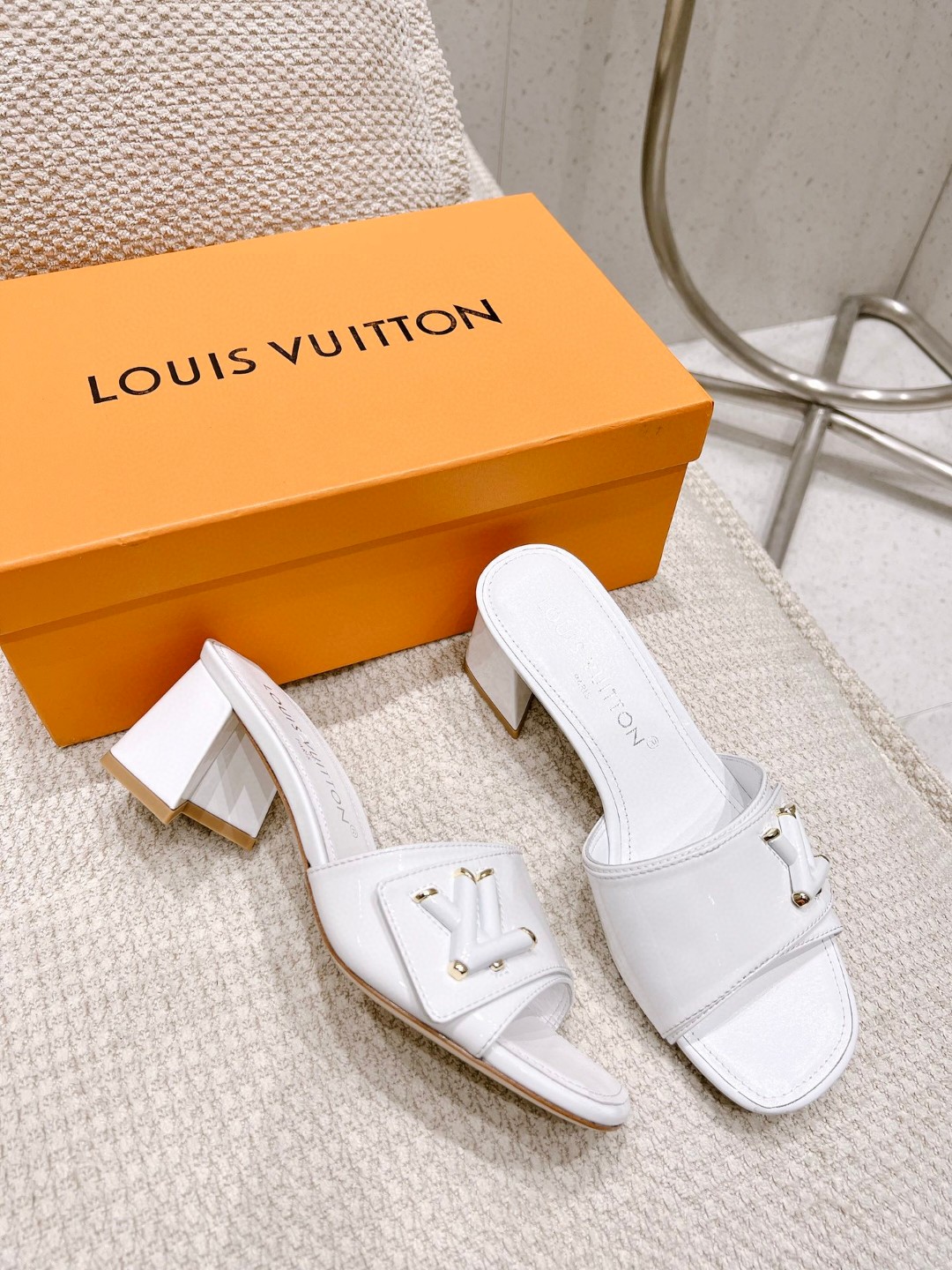 L0vis Vvtt0n Shake Mule White For Women