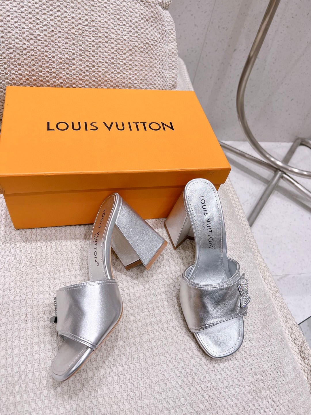 L0vis Vvtt0n Shake Mule Silver For Women 1AB1K9