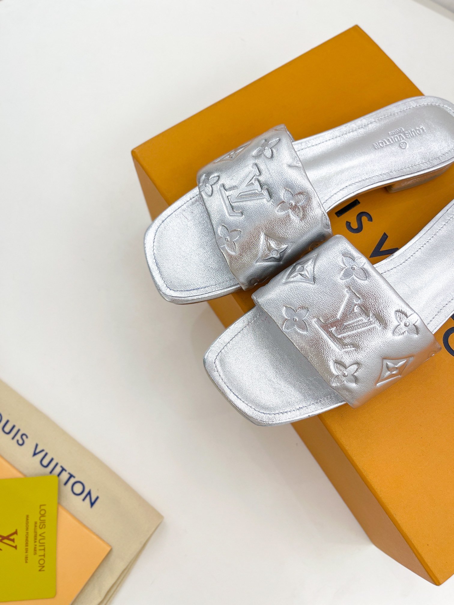 L0vis Vvtt0n Women’s Revival Flat Mule Sliver For Women LV 1A9QJG