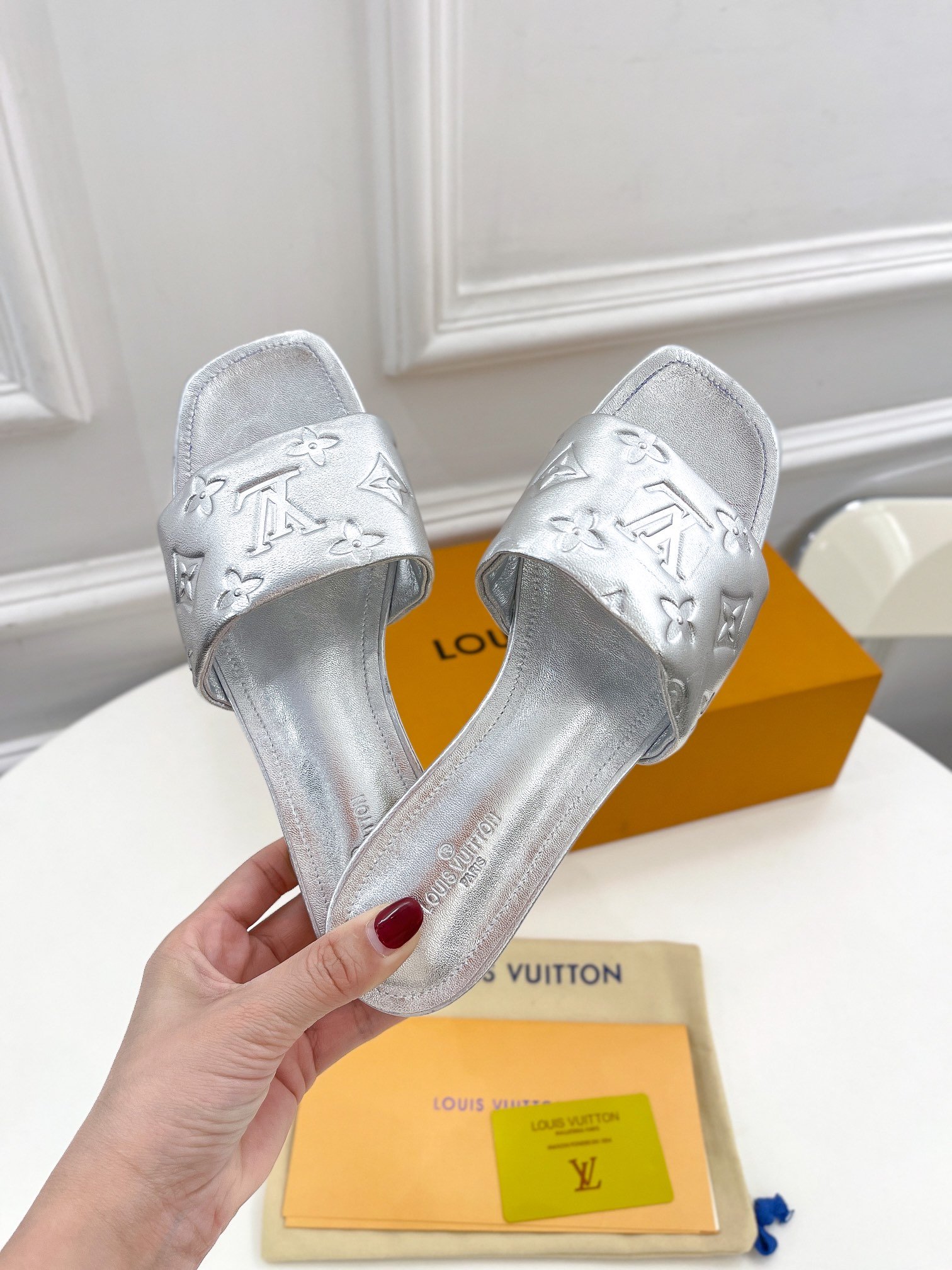L0vis Vvtt0n Women’s Revival Flat Mule Sliver For Women LV 1A9QJG