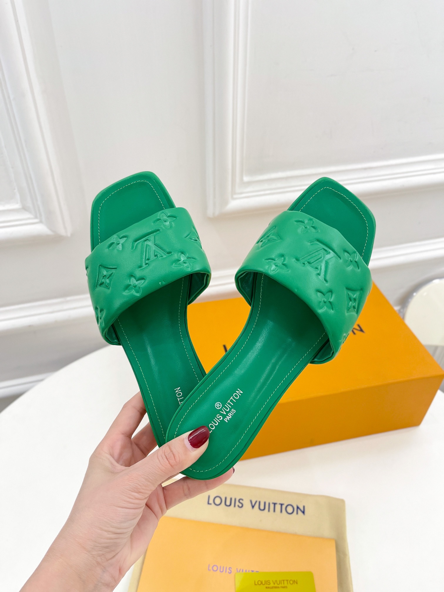 L0vis Vvtt0n Women’s Revival Flat Mule Green For Women LV 1A9P5L