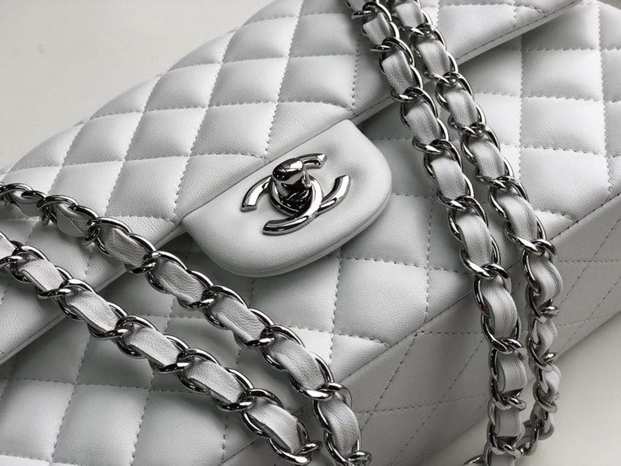 Ch**el Classic HandBag White For Women 9.9in/25.5cm A01112