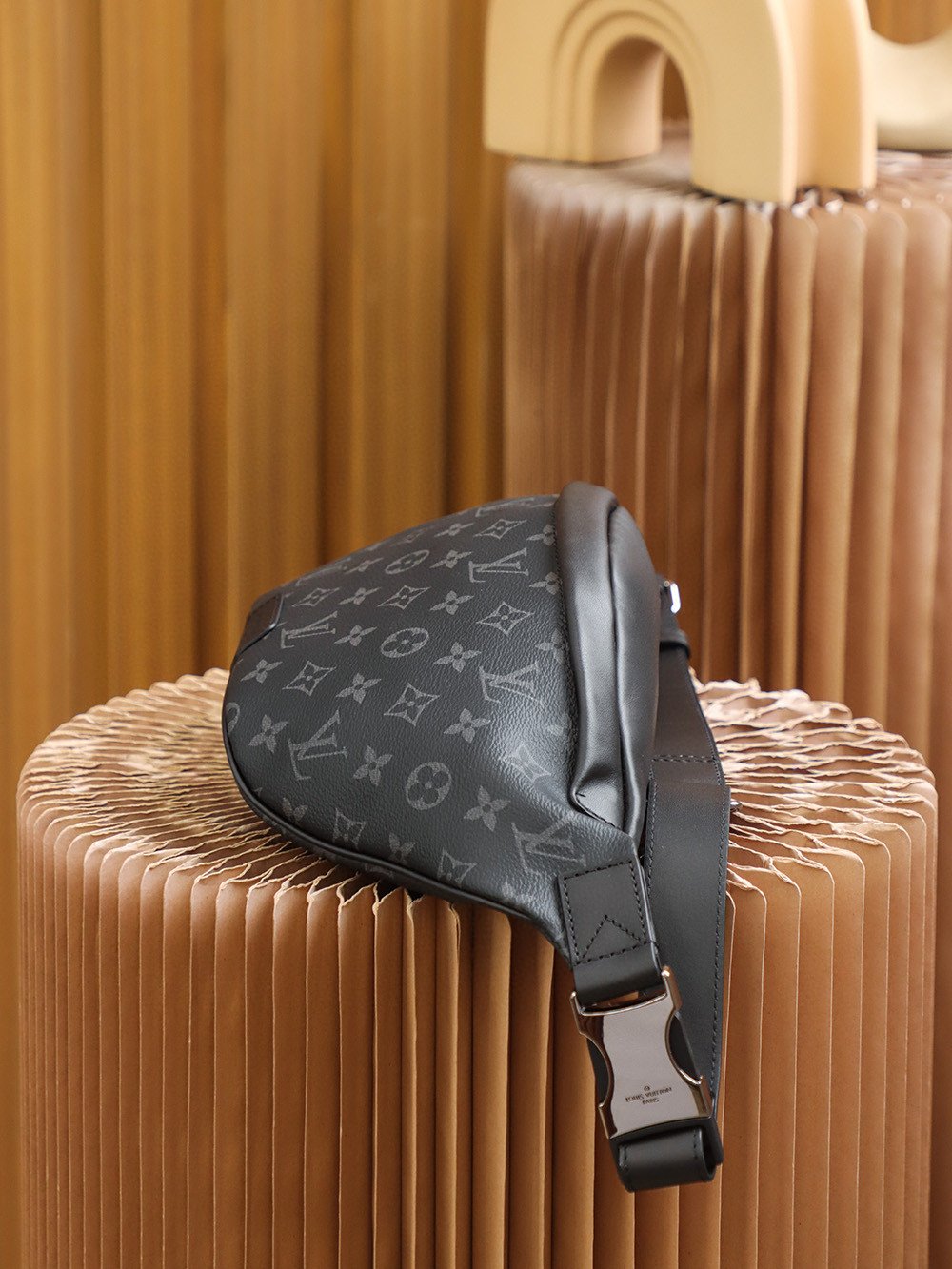 L0vis Vvtt0n Discovery Bumbag PM Monogram Eclipse Canvas For Men, Men’s Bags, Belt Bags 17.3in/44cm LV M46035