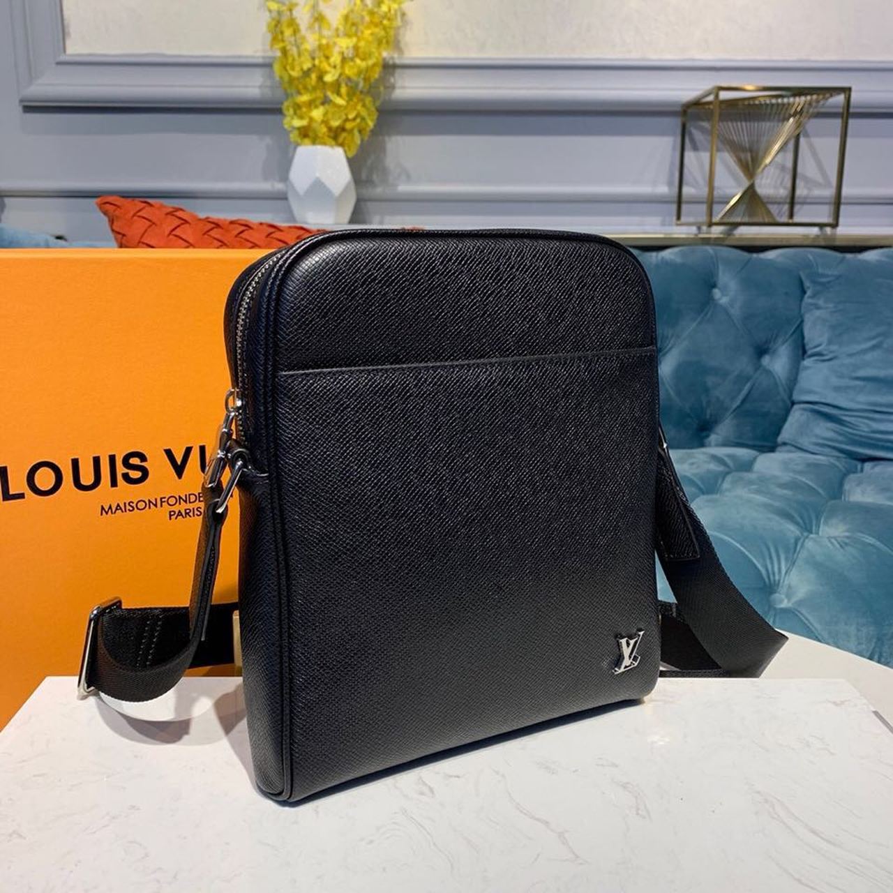 L0vis Vvtt0n Alex Messenger BB Taiga Black For Men, Men’s Bags, Shoulder And Crossbody Bags 9.8in/25cm LV M30265
