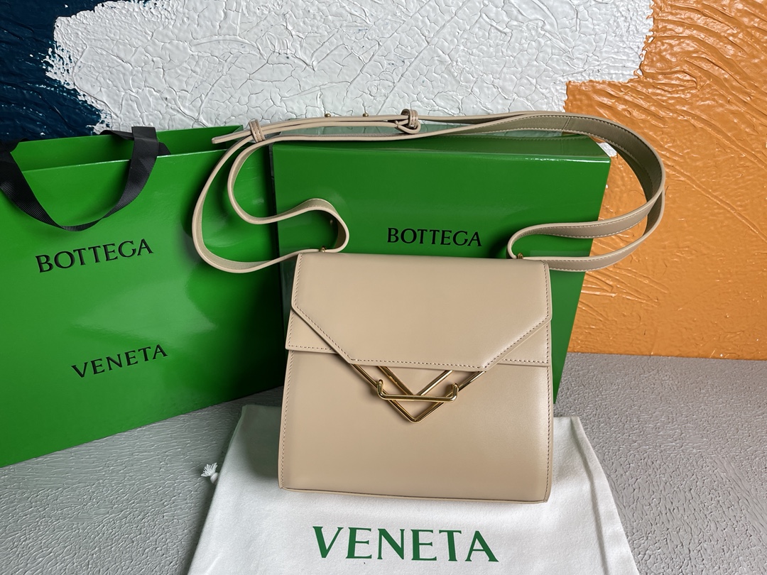B0tt*ga Ven*ta Clip Bag Beige, For Women, Women’s Bags 9in/23cm
