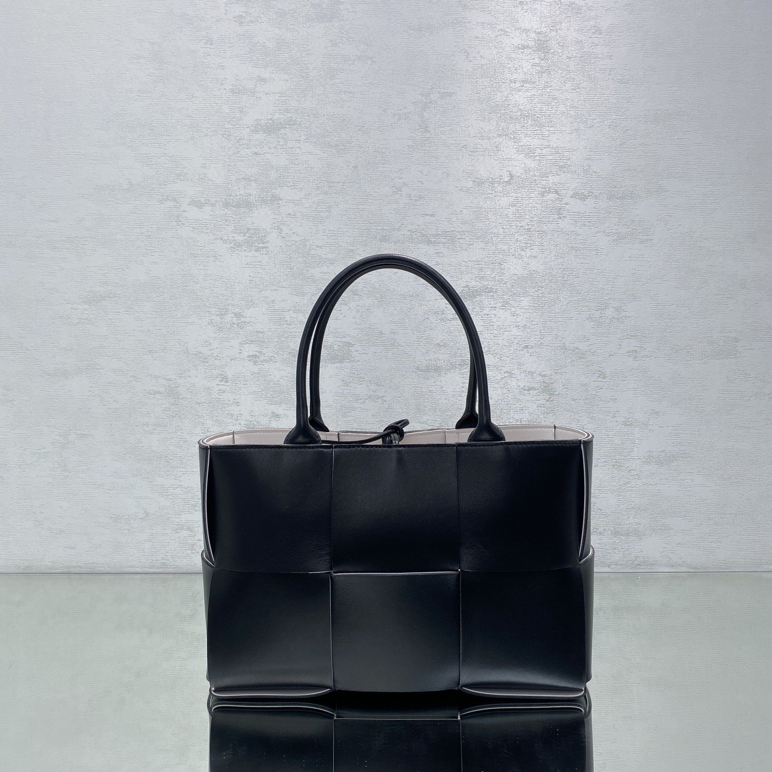 B0tt*ga Ven*ta Small Arco Tote Bag Black, For Women, Women’s Bags 14.2in/36cm