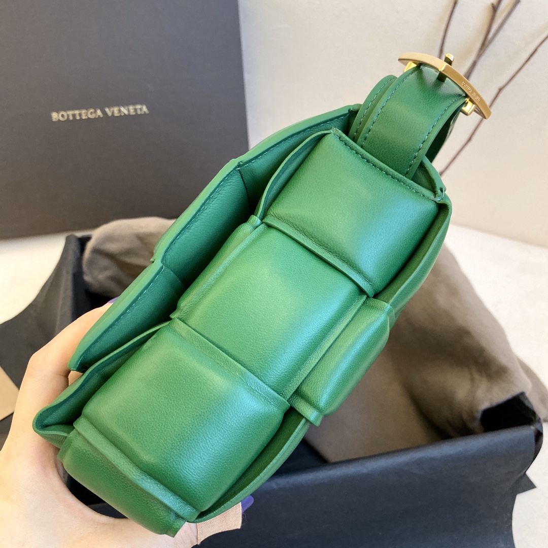 B0tt*ga Ven*ta Padded Cassette Bag For Women 10.2in/26cm In Green