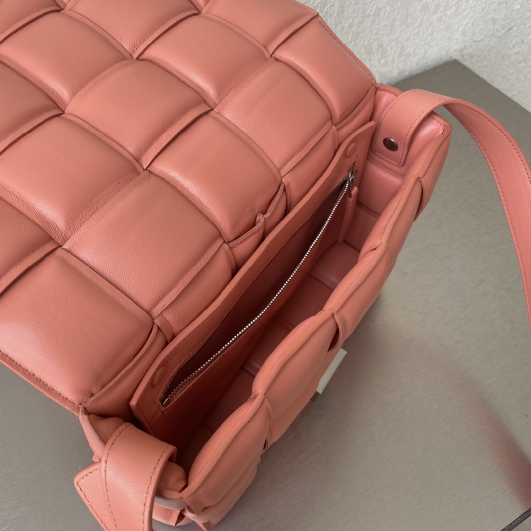B0tt*ga Ven*ta Padded Cassette Pink, For Women, Women’s Bags 10.2in/26cm