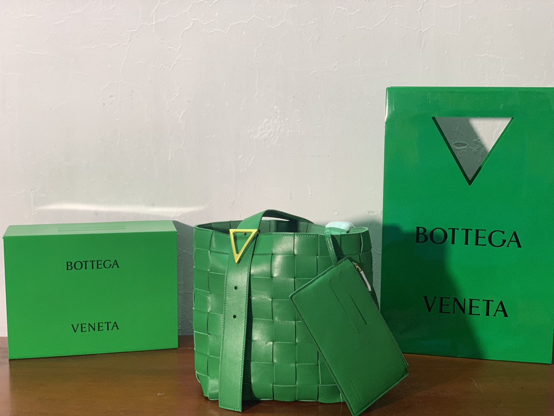 B0tt*ga Ven*ta Shoulder Bag Nappa Green, For Women, Women’s Bags 12.9in/33cm