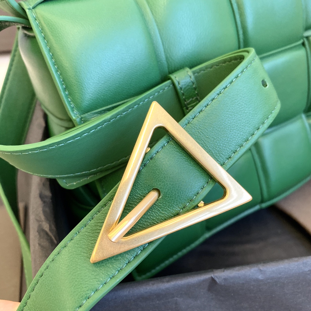 B0tt*ga Ven*ta Padded Cassette Bag For Women 10.2in/26cm In Green