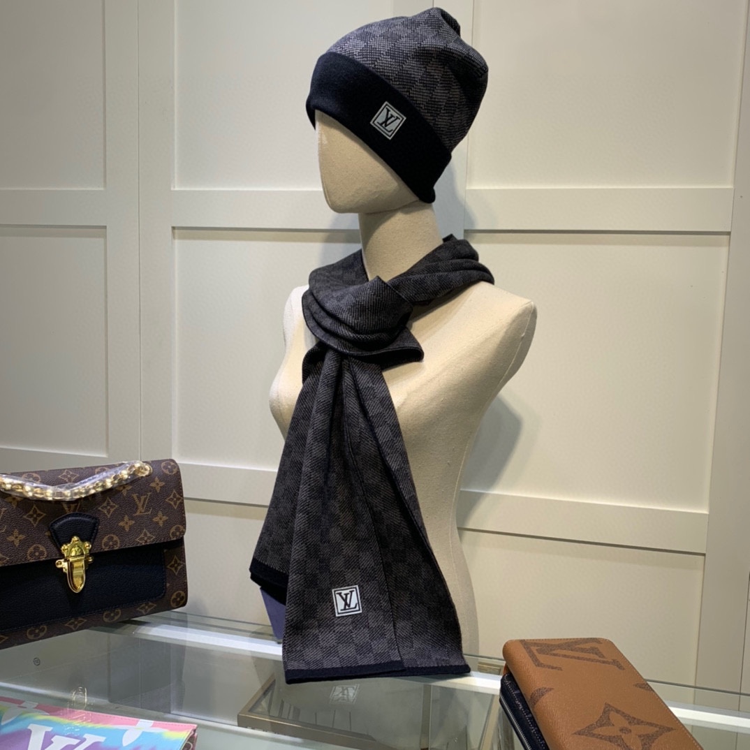 L0vis Vvtt0n Beanie & Scarf Set In Black