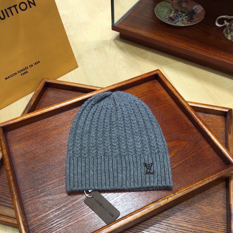 L0vis Vvtt0n Beanie & Scarf Set In Grey