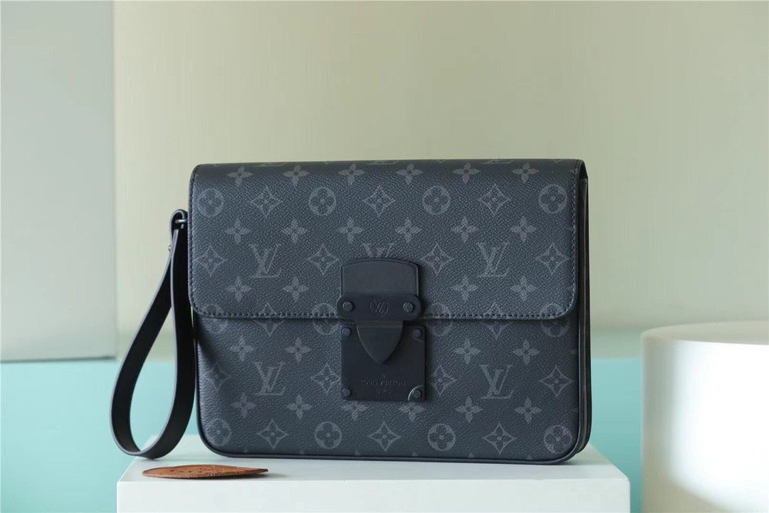 L0vis Vvtt0n S Lock A4 Pouch Taurillon Black For Men, Men’s Bags, Shoulder And Crossbody Bags 10.6in/27cm LV