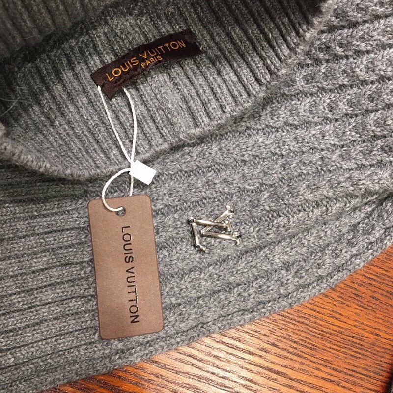 L0vis Vvtt0n Beanie & Scarf Set In Grey