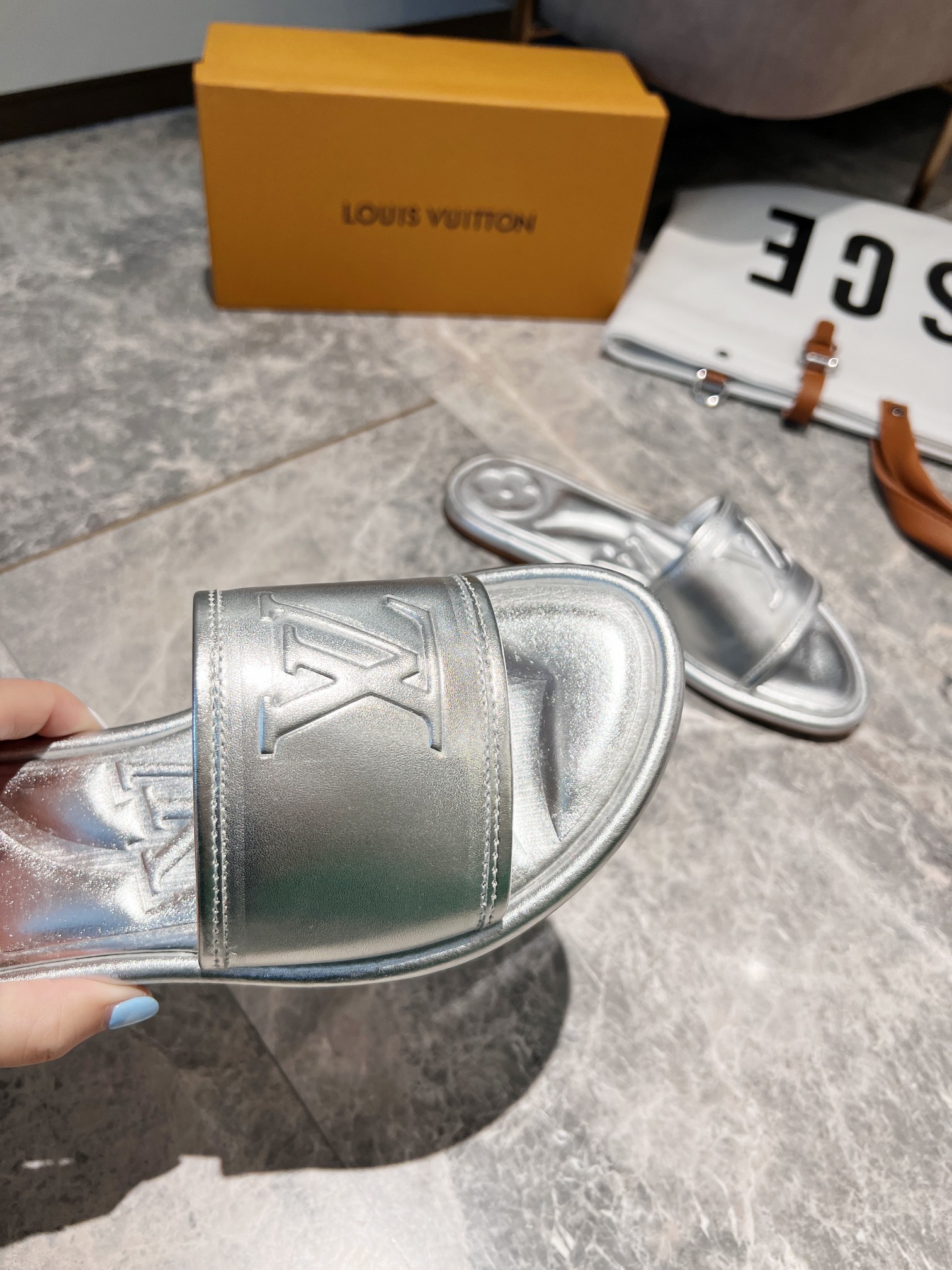 L0vis Vvtt0n Women’s Magnetic Flat Mule Sliver For Women LV 1AA1KZ