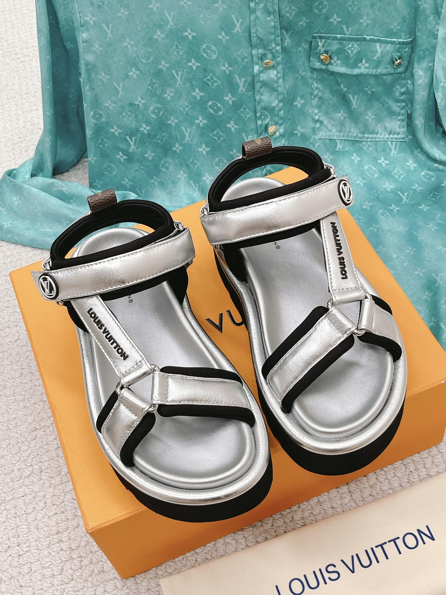 L0vis Vvtt0n Women’s Pool Pillow Flatform Comfort Sandal Sliver For Women LV 1AACHA