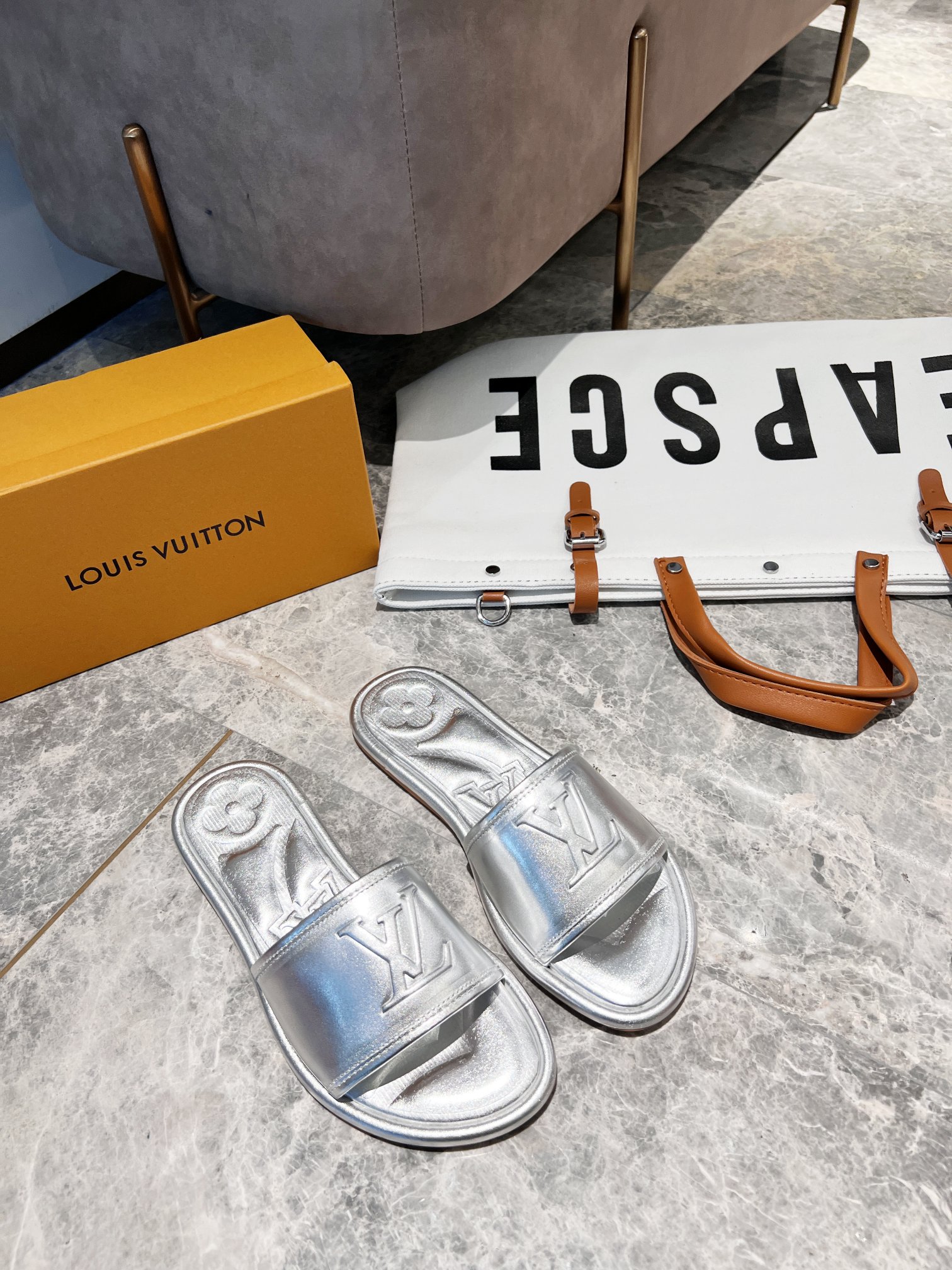 L0vis Vvtt0n Women’s Magnetic Flat Mule Sliver For Women LV 1AA1KZ