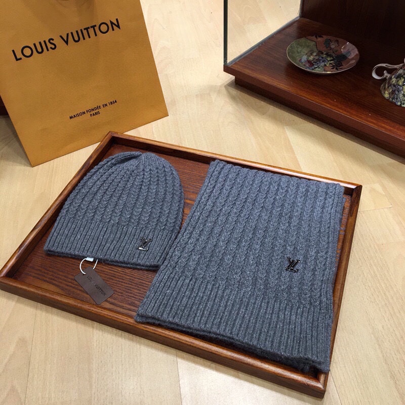 L0vis Vvtt0n Beanie & Scarf Set In Grey
