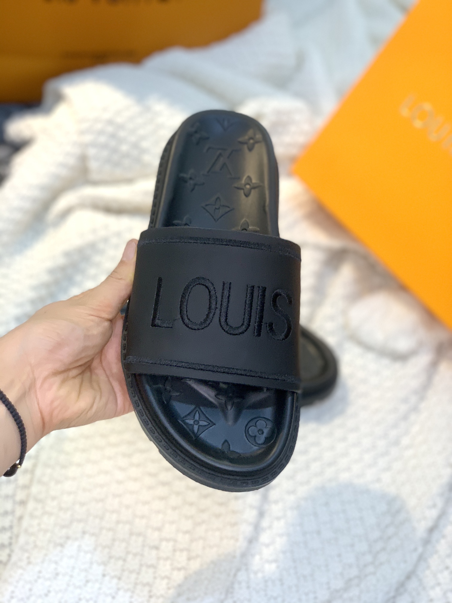 L0vis Vvtt0n Women’s Pool Pillow Flat Comfort Mule Black For Women LV